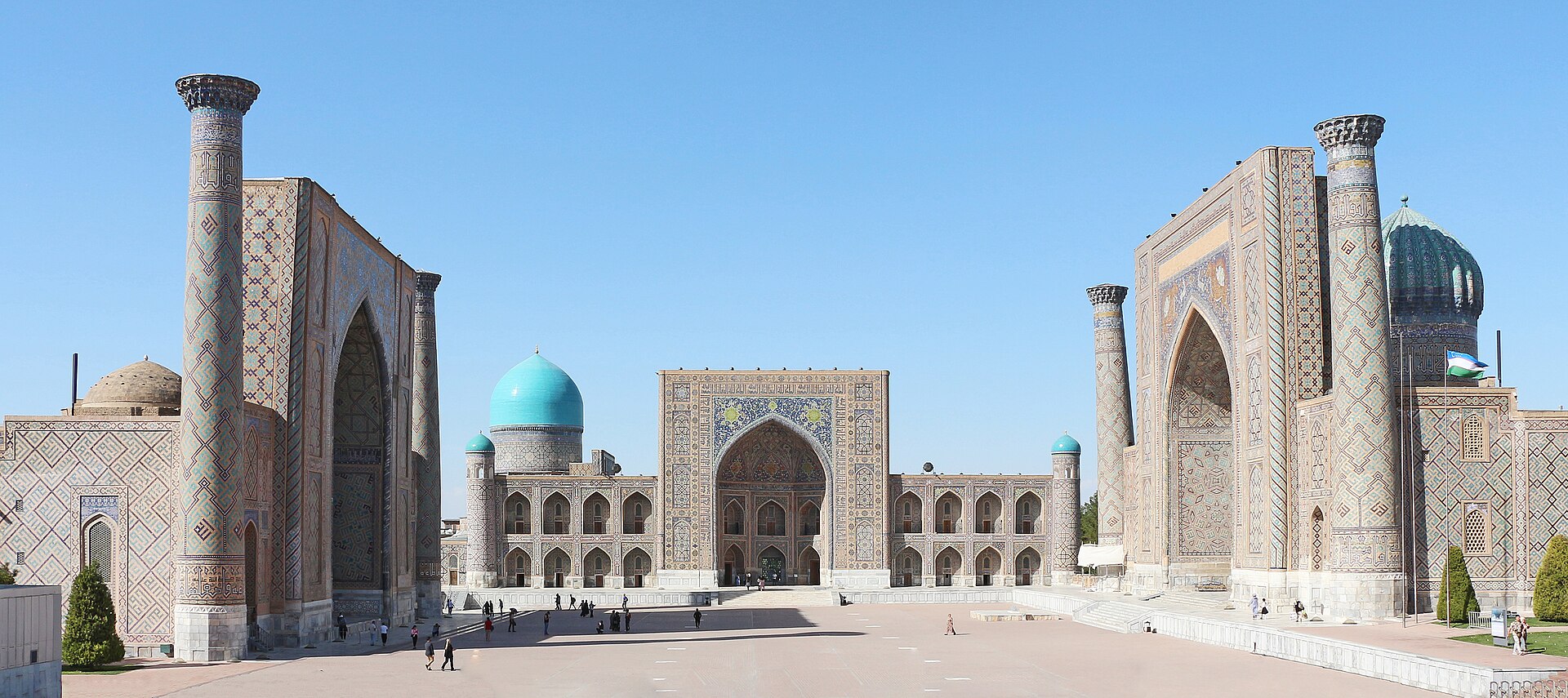 بانوراما لمجمع ريغستان في سمرقند بأوزبكستان بمدارسه الثلاث وقبابه المكسوة بالبلاط الأزرق