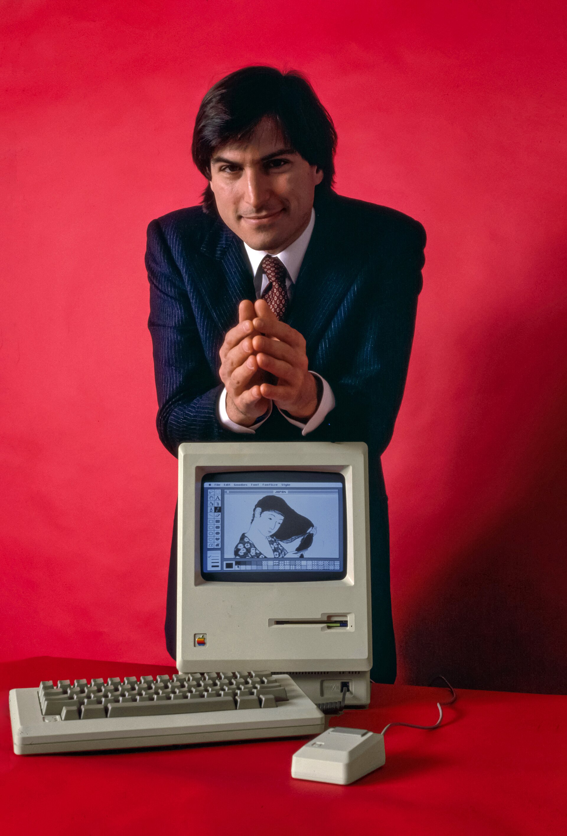 Steve Jobs with a Macintosh computer in January 1984